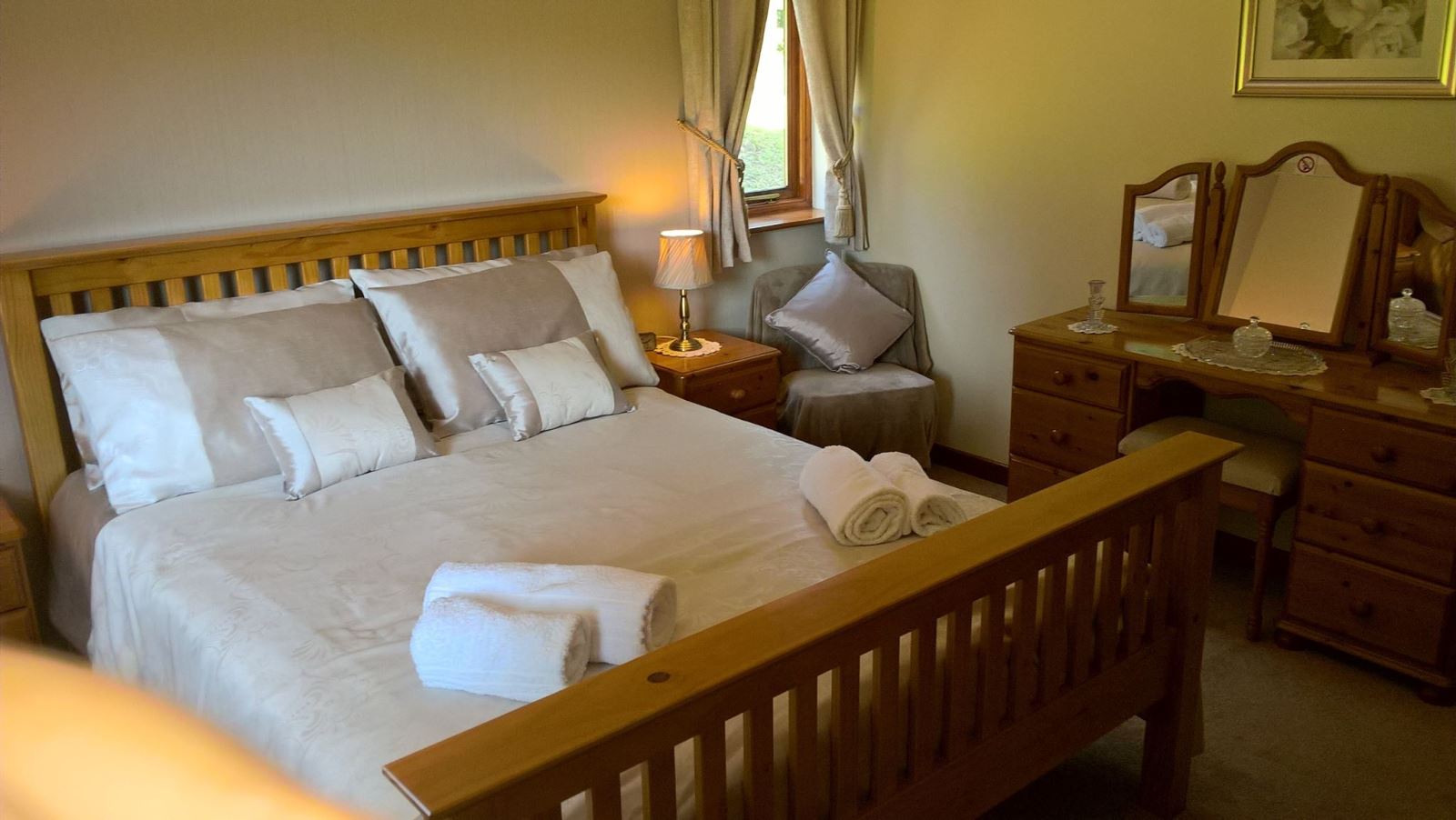 Master Kingsize Bedroom at Drainbyrion Farm Self Catering