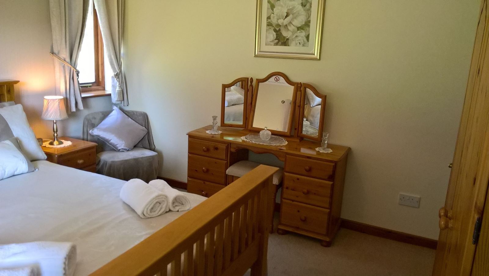 Drainbyrion Farm Accommodation Master Bedroom with Kingsize Bed